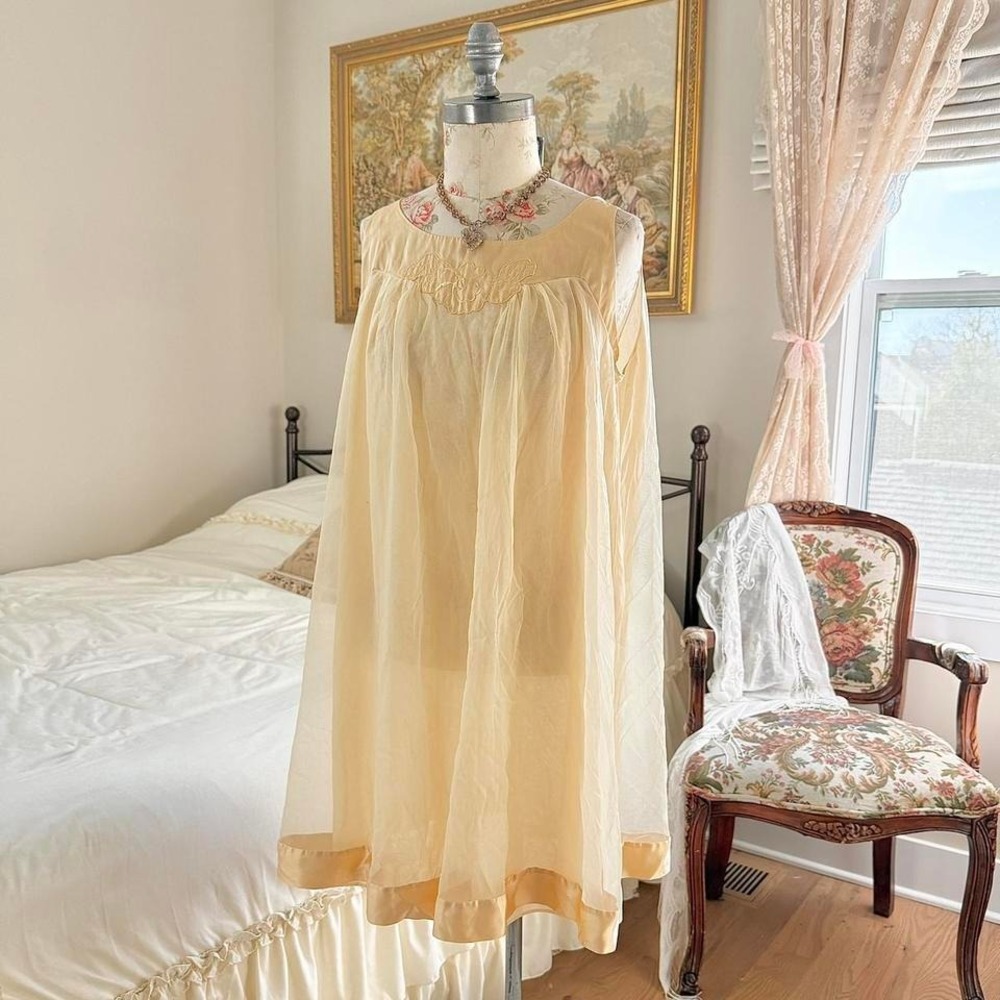 Yellow babydoll nightgown  60s chiffon nightgown gossard size small